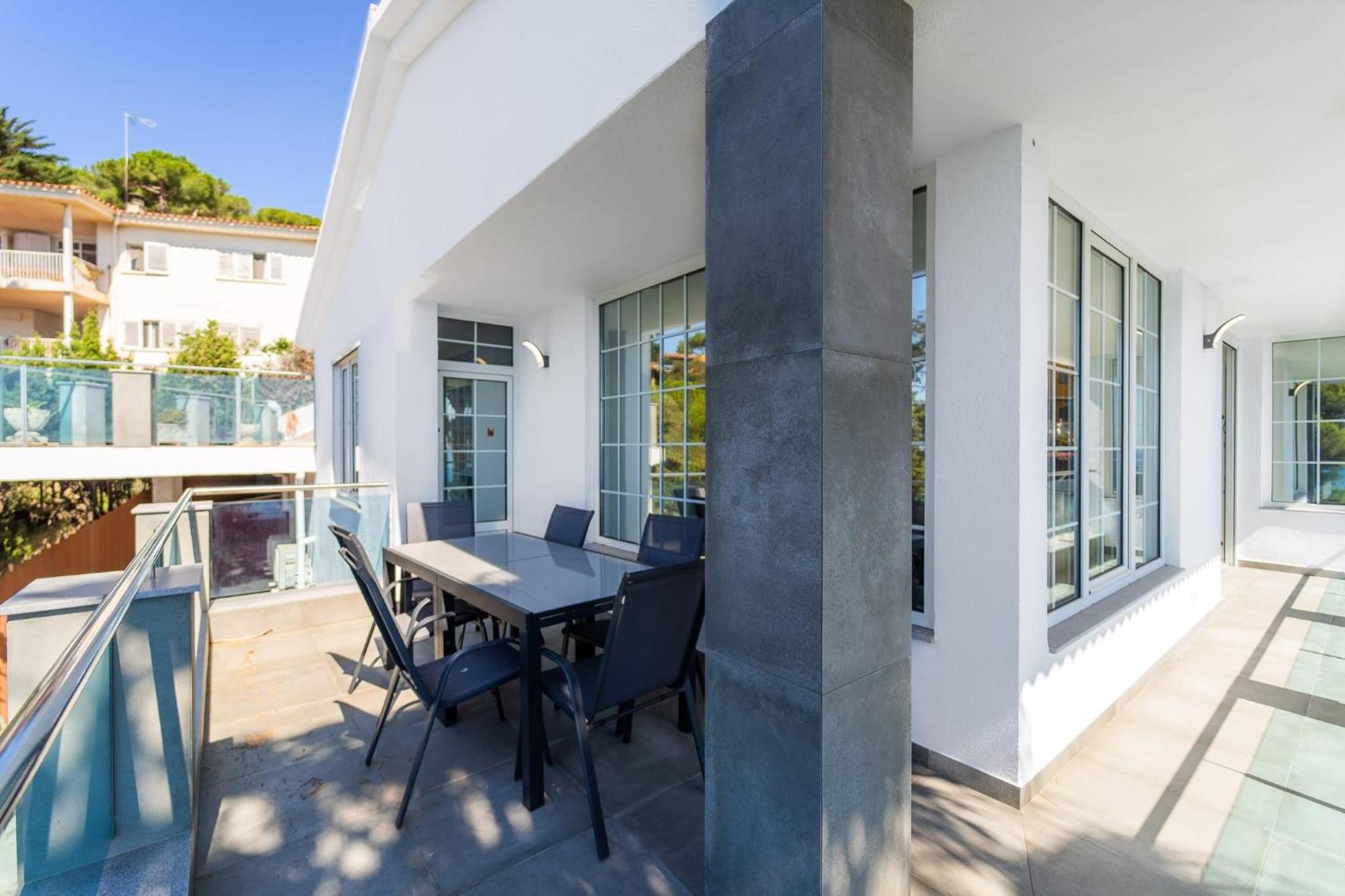 Oceanfront, Swimming Pool, Jacuzzi *
