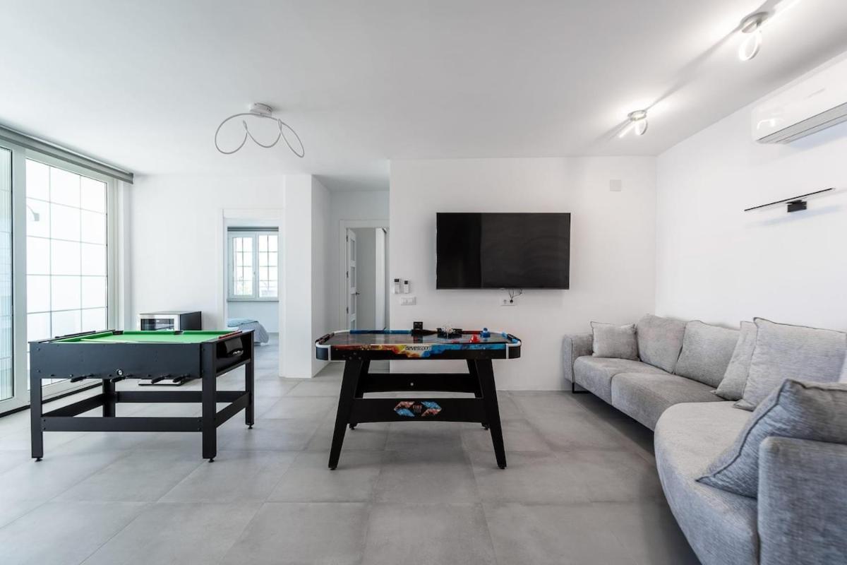 Oceanfront, Swimming Pool, Jacuzzi Villa Lloret de Mar