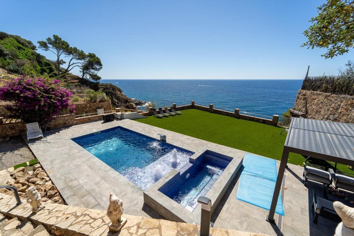 Oceanfront, Swimming Pool, Jacuzzi *