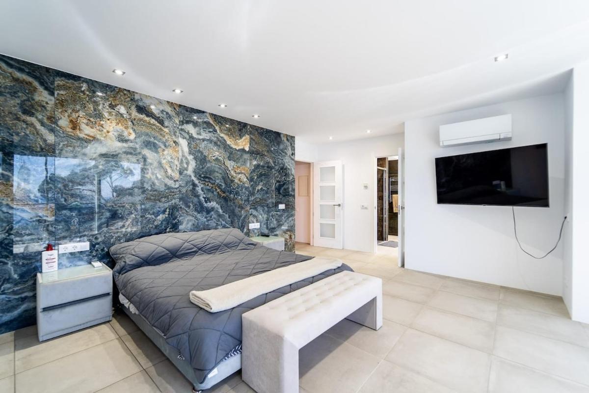 Oceanfront, Swimming Pool, Jacuzzi * Lloret de Mar