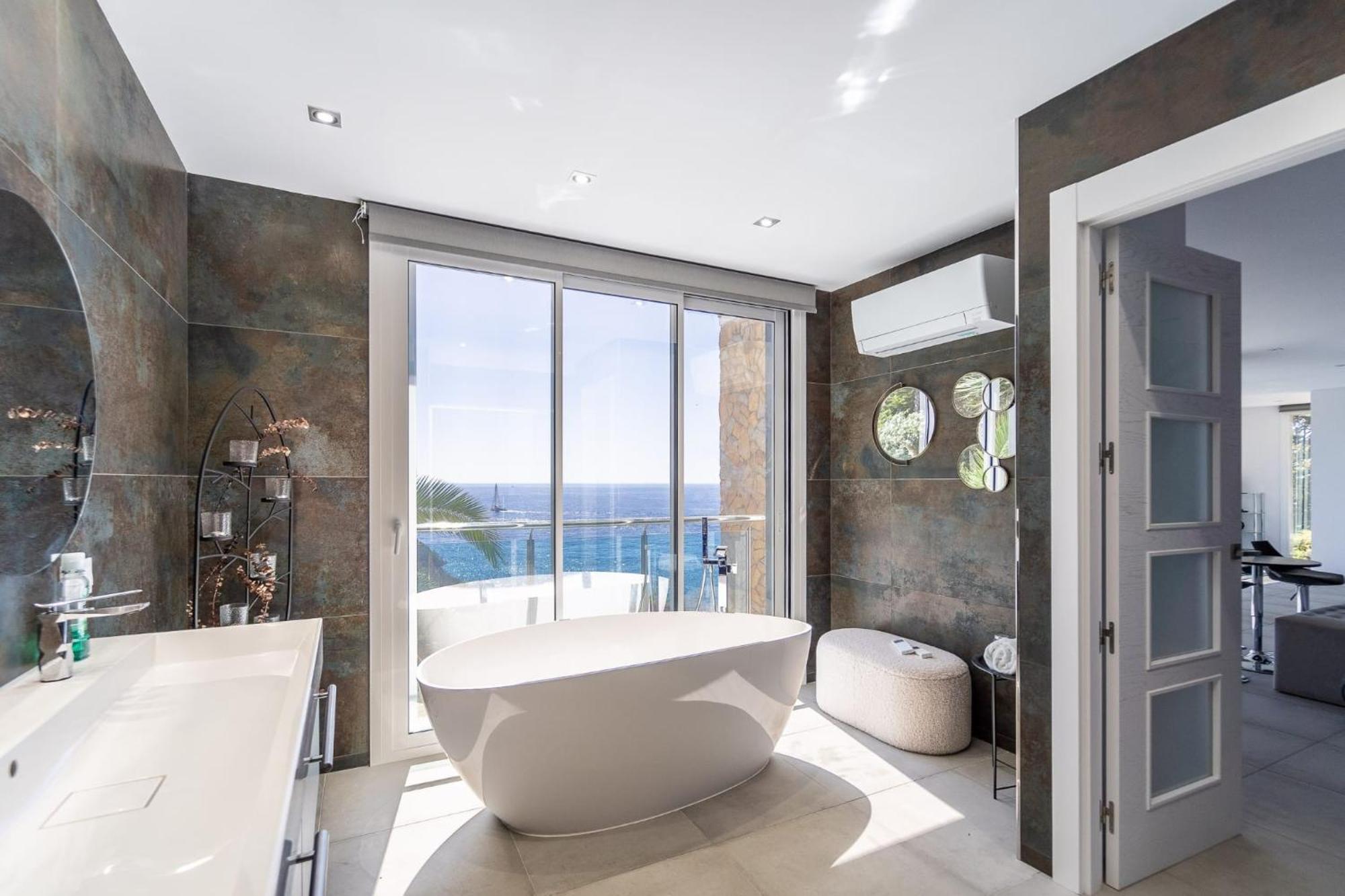 Villa Oceanfront, Swimming Pool, Jacuzzi